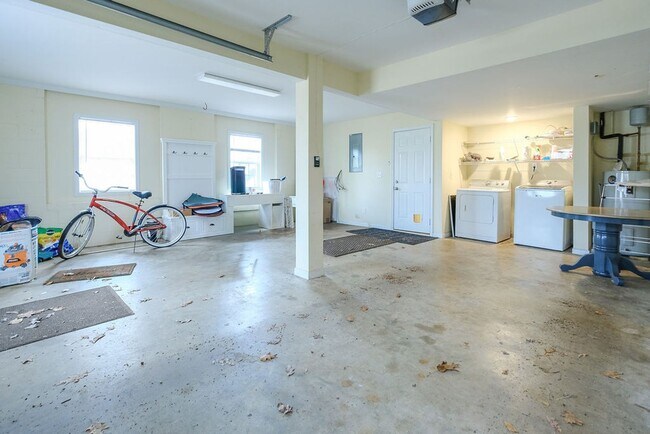 Building Photo - 15 White Street Extension