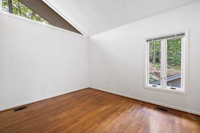 Building Photo - Mid Centurty Modern Home