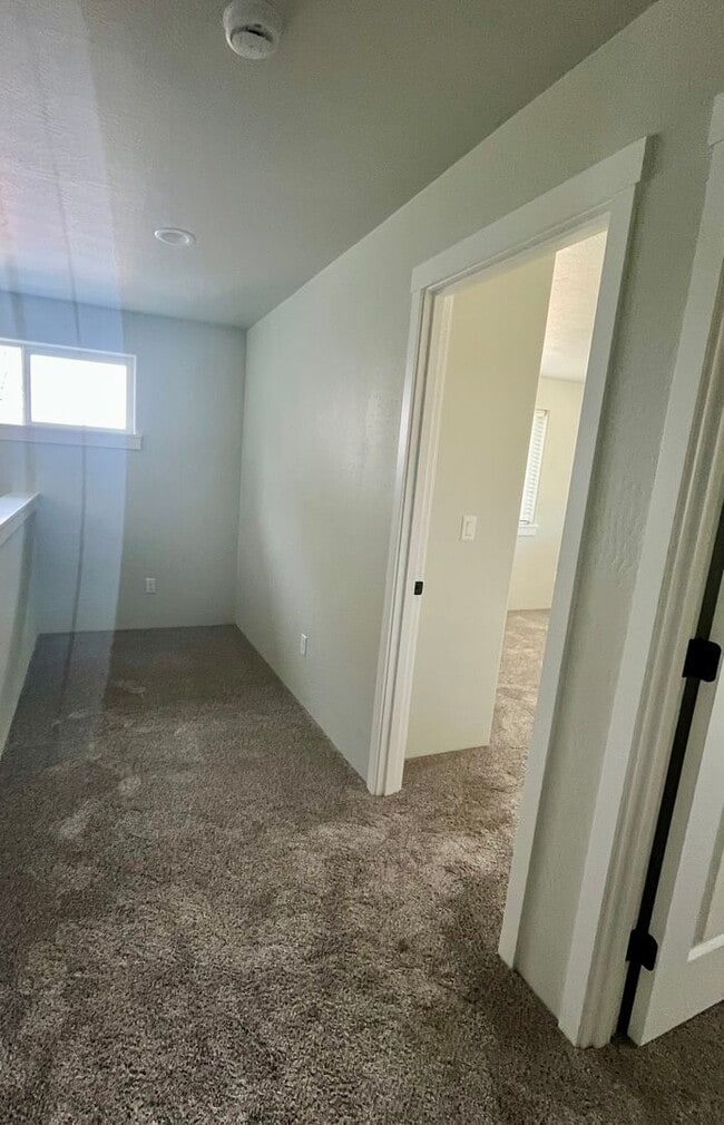 Building Photo - Newer Central Point 3 Bedroom / 2.5 Bath with views of the Table Rock