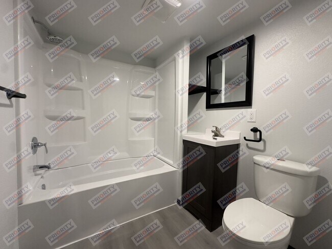 Building Photo - 605 S Miller Ave