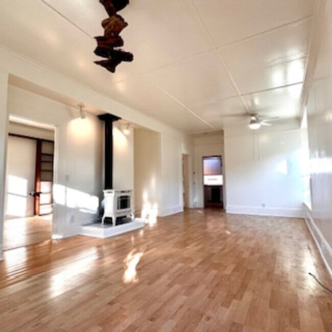 Building Photo - Classic Santa Cruz Beach Bungalow Near Harbor & Seabright Beach