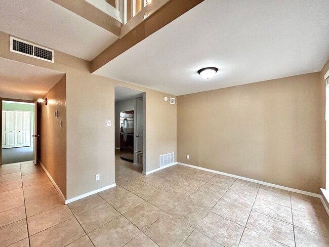Building Photo - Beautiful 3BR/2BA Two-Level Home with Tall...