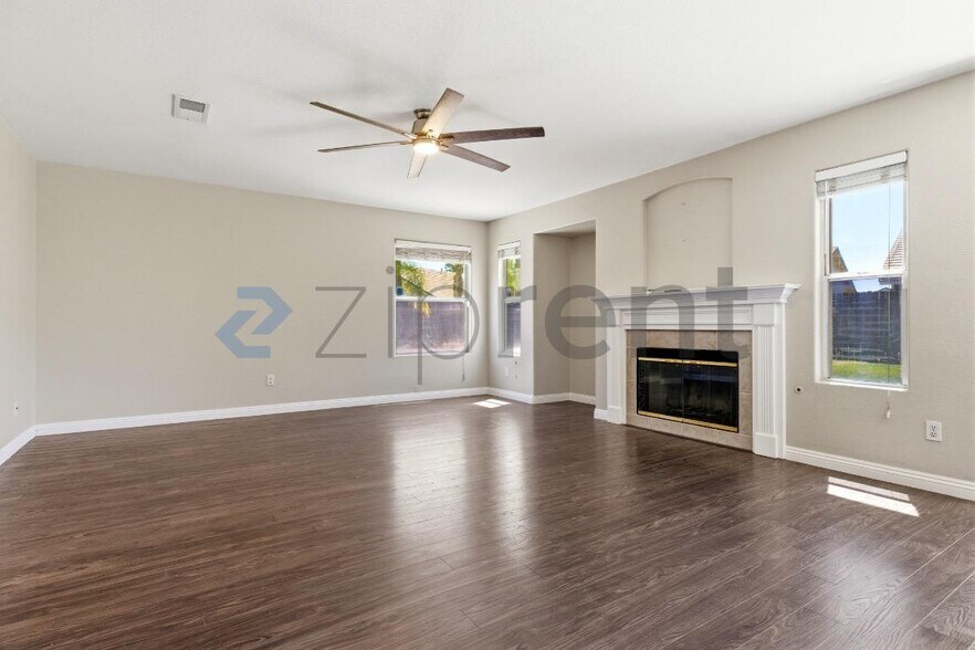 Building Photo - 27165 Hemingway Ct