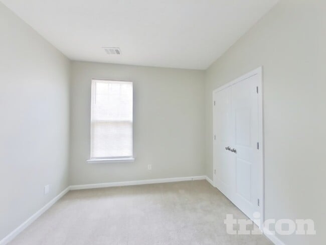 Building Photo - 5746 Lakeside Dr