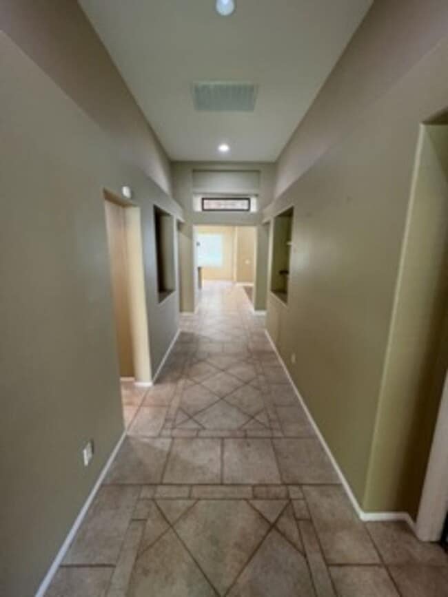 Building Photo - Stunning 2 bedroom Single-Story Home on Me...
