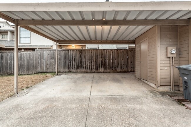 Building Photo - 13109 Burninglog Ln