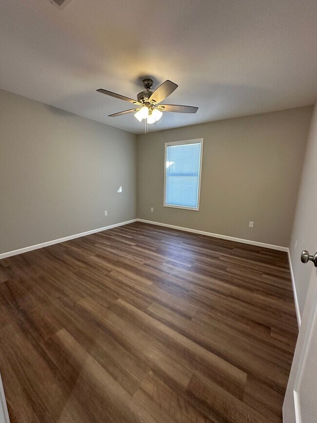 Building Photo - 1121-MF4-E