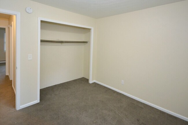 Building Photo - ***Ask about our Security Deposit Alternative!*** $899- Remodeled one bedroom apartment in Eastwood