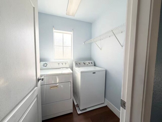 Building Photo - Beautiful 2-story home offering 3 bedrooms, 2.5 bathrooms