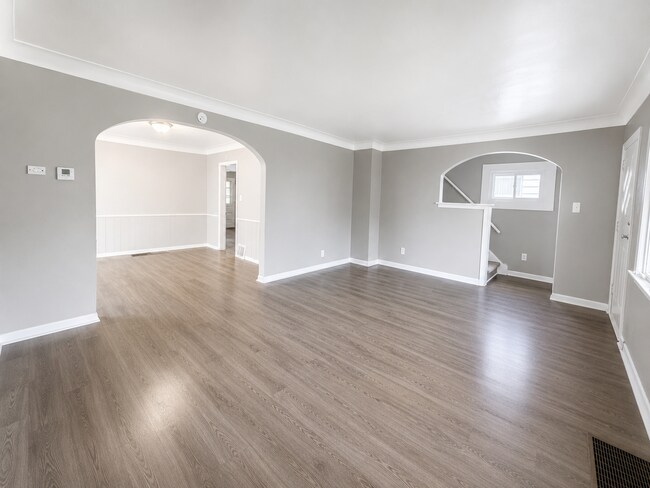 Building Photo - Spacious 4-bedroom home located in North Toledo