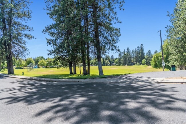 Building Photo - Gorgeous Single Family Home in Spokane's S...