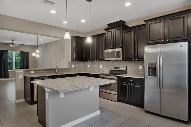 Building Photo - AVAILABLE NOW! 3/2.5/2 townhome close to H...