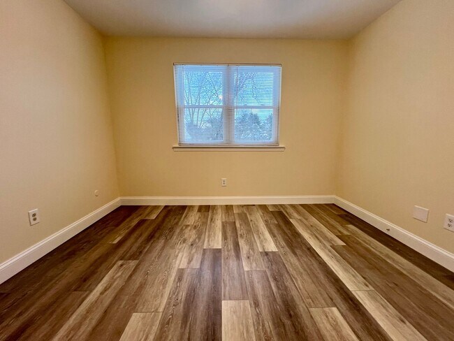 Building Photo - Stunning 2nd Floor Apartment in Telford! Parking Spot Included!