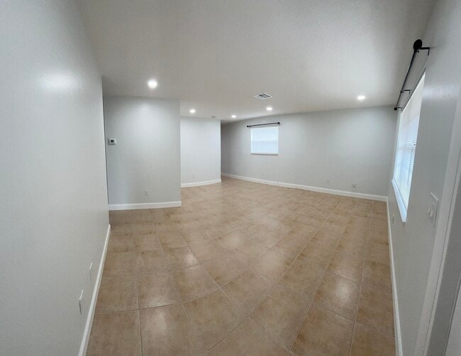 Building Photo - 522 46th St