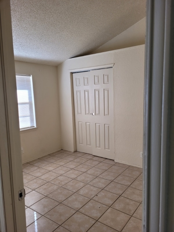 Building Photo - 910 Destello Rd