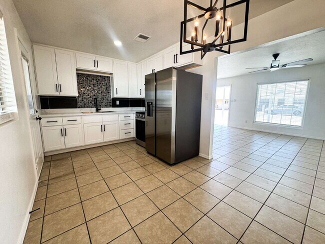 Building Photo - Cozy 3-Bed Oasis in Yuma's Heart