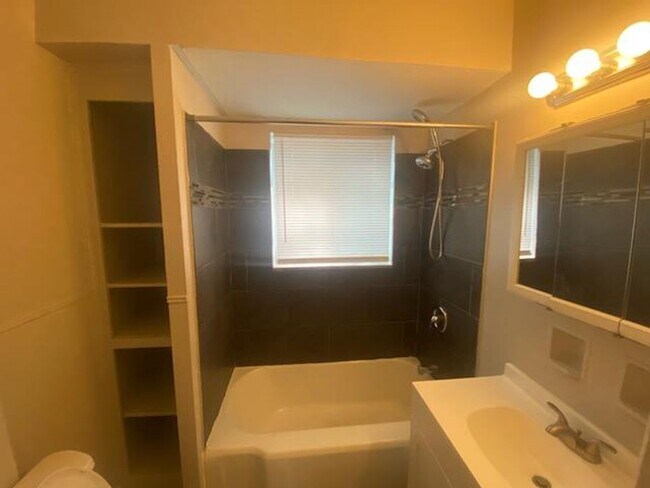 Building Photo - 1 Bedroom on S High St