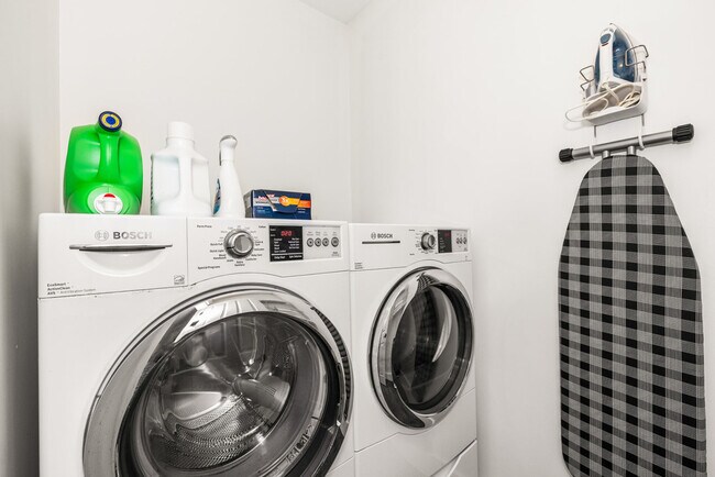 Building Photo - 1408 Pleasant St