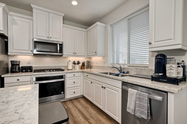 Building Photo - 2211 Solara Ln