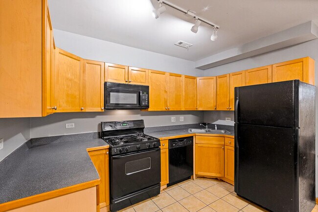 Building Photo - 5848 S Prairie Ave