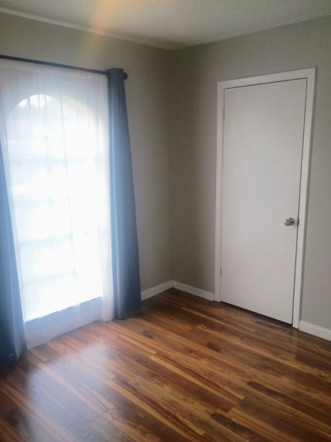 Building Photo - Updated 3/2 Home with 2-Car Garage + Air-Conditioned Workshop!