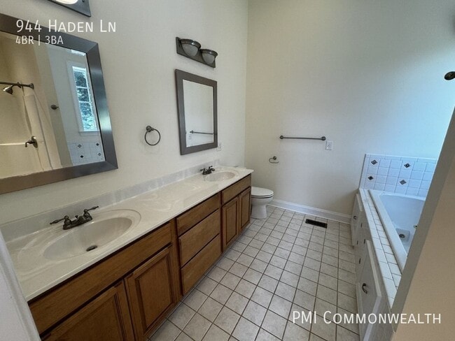 Building Photo - 3 Bed / 2 Bath Single Family with 1b1b in-...