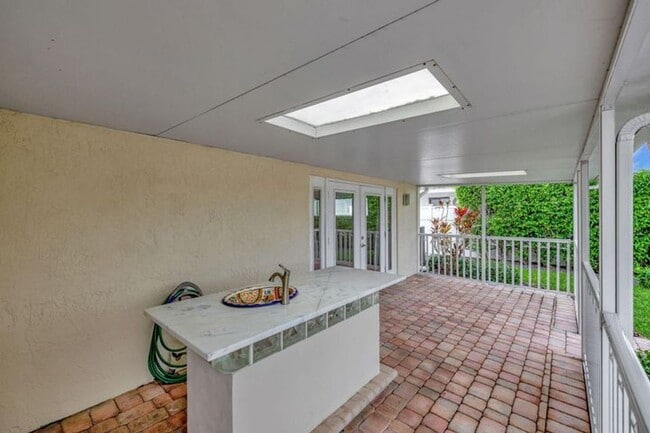 Building Photo - 2612 NE 5th St