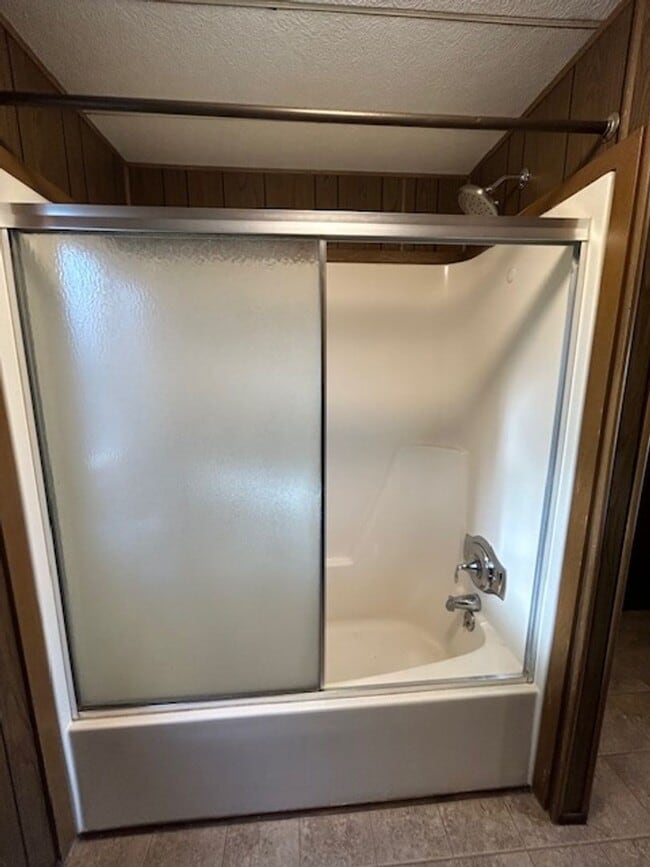 Building Photo - Quiet 2 bed 1 bath in Hamilton