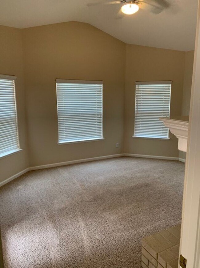 Building Photo - 5 Bedroom 3 Bath Home Available NOW!