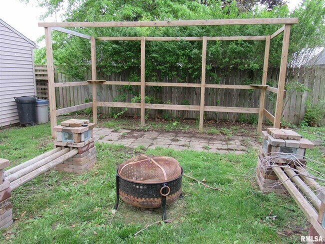 Building Photo - 1126 W Lombard St