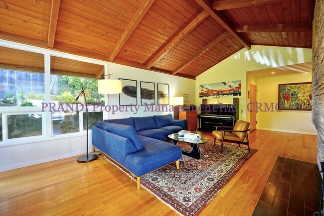 Building Photo - Spacious Greenbrae View Home with Privacy ...