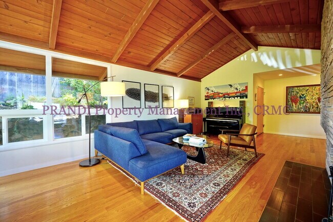 Building Photo - Stylish Greenbrae Home with Sweeping Views...
