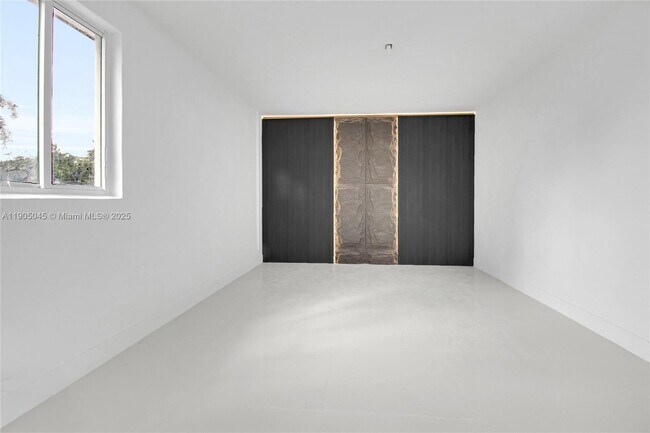 Building Photo - 425 SW 129th Ave