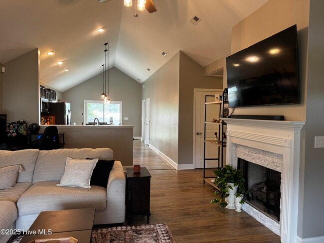 Building Photo - 204 Murdock Way