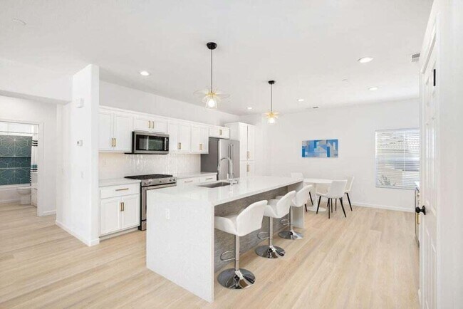 Building Photo - 836 Mira Grande