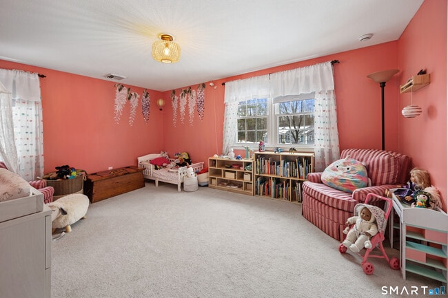 Building Photo - 10 Candlewood Ln