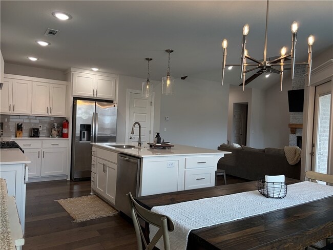 Building Photo - 2739 S Angels Rd