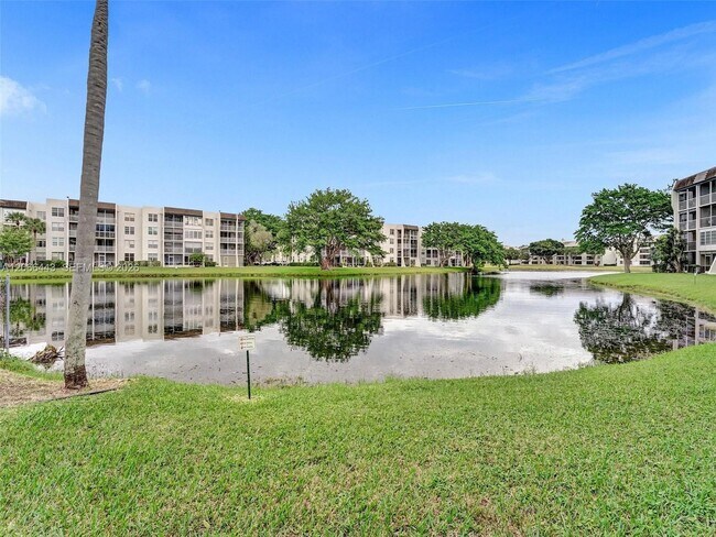 Building Photo - 9420 Poinciana Pl