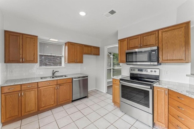 Building Photo - 16970 Mockingbird Ct