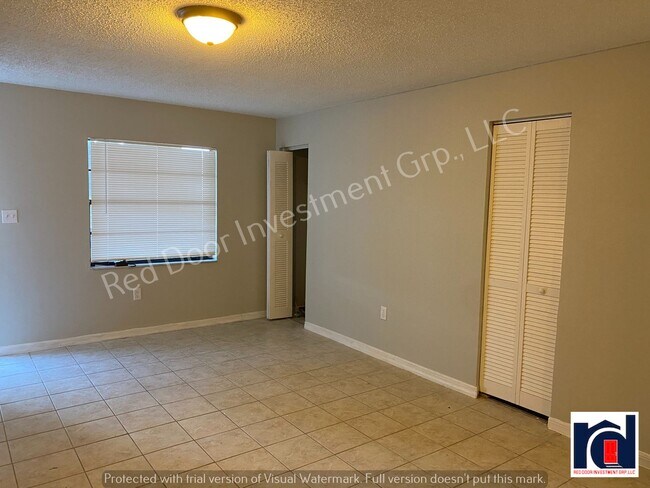 Building Photo - Spacious 3/1 Duplex with Laundry Room