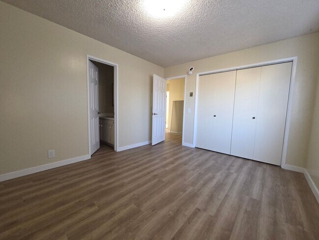 Building Photo - Mid Town Ventura 2 Bedroom 2 Bath Upstairs Corner Unit Apartment