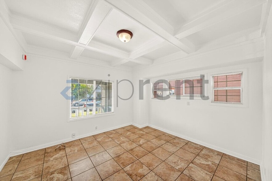 Building Photo - 4062 S Budlong Ave