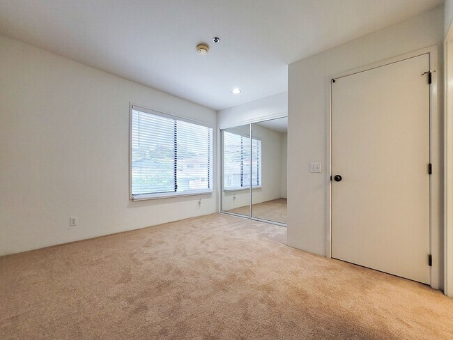 Building Photo - Rarely Available 2BR / 2.5Bath / 2 Parking Carport with 2 Storage Lockers at Nuuanu Streamside!
