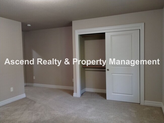 Building Photo - Elegant & Spacious 4 Bed & Bonus Home Buil...
