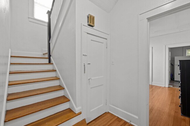 Building Photo - Spacious 5-Bed Home with Front Porch, Deck...