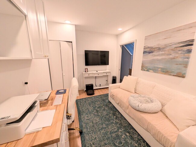 Building Photo - Stunning rehabbed 3-Bedroom Townhome in Fulton Market / West Loop