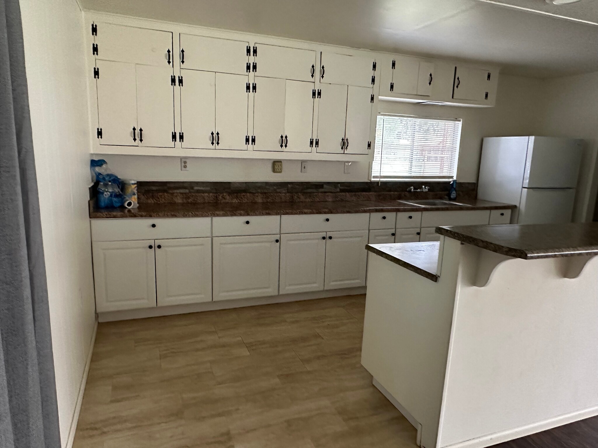 Building Photo - 4290 Lake Shore Dr