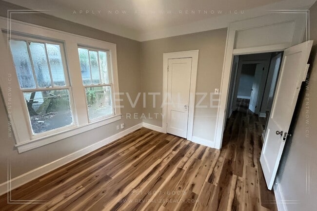 Building Photo - Beautiful Renovated 3 Bedroom/2 Bathroom H...