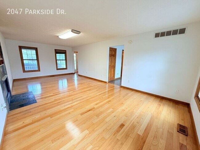 Building Photo - 2047 Parkside Dr
