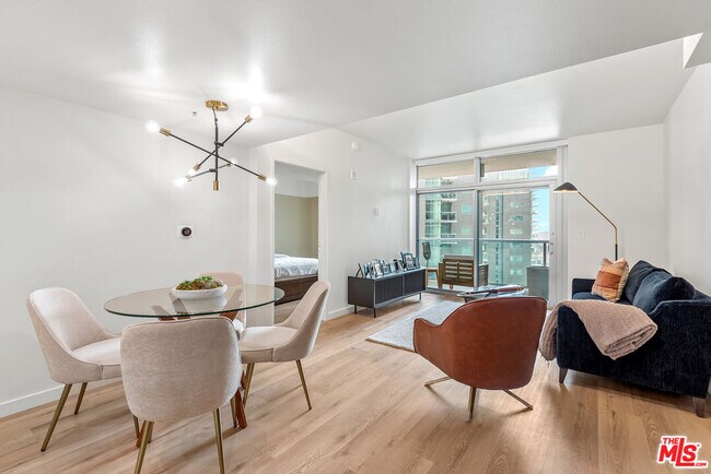 Building Photo - 13700 Marina Pointe Dr